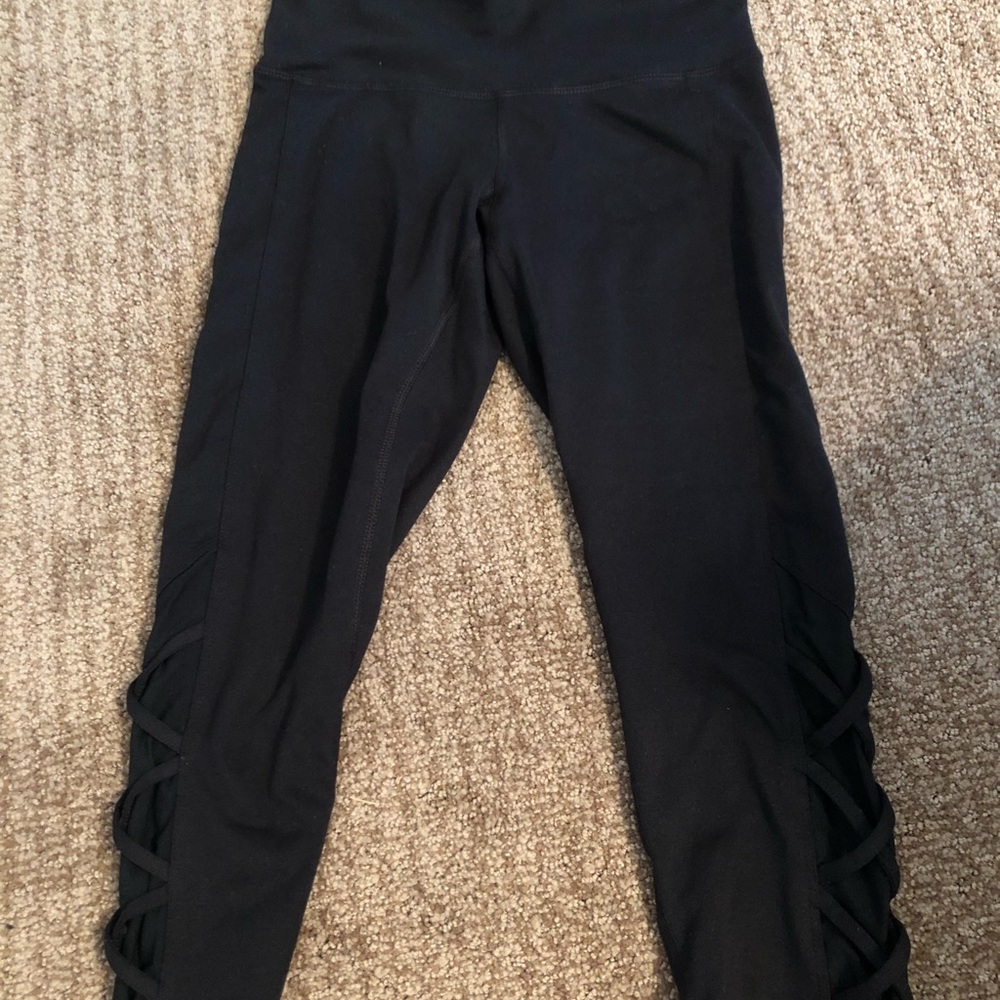 Black athletic crop leggings